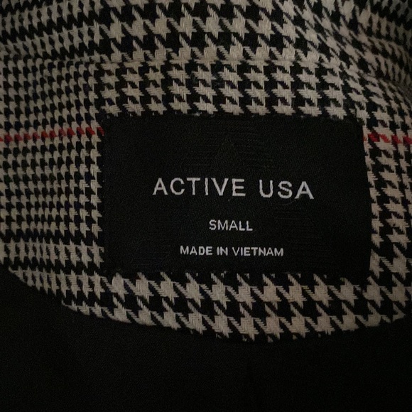 Black, white, and red print blazer size Small - Picture 4 of 5